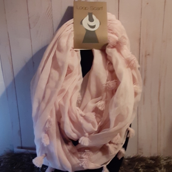 LOOP LIGHT PINK INFINITY SCARF W/ TASSELS - Picture 5 of 7